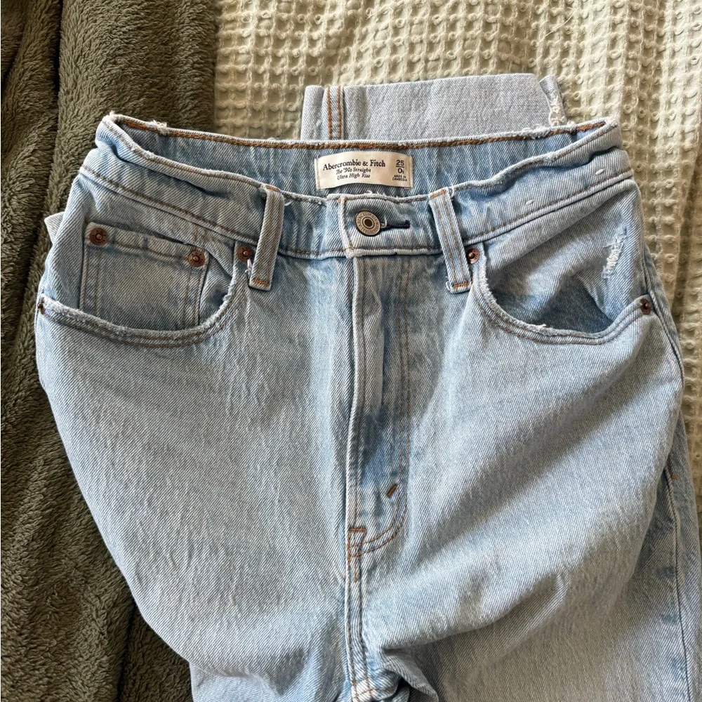 Abercrombie& Fitch Women’s Jeans
The 90’s Straight Ultra High Rise - Picture 3 of 4